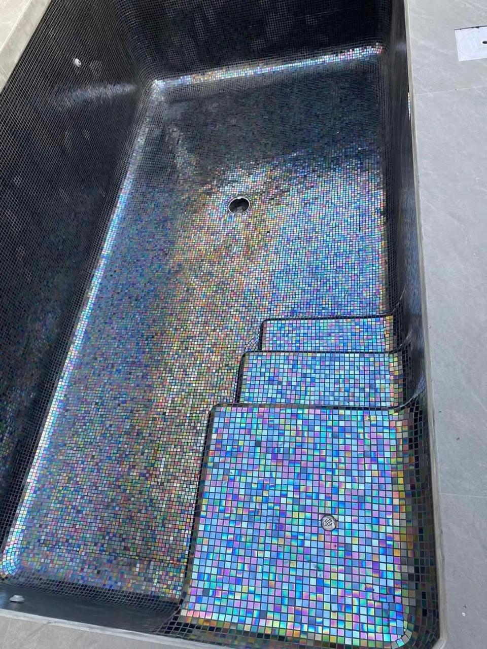 Irid Dark Lava · Escalones y fondo revestidos con mosaico