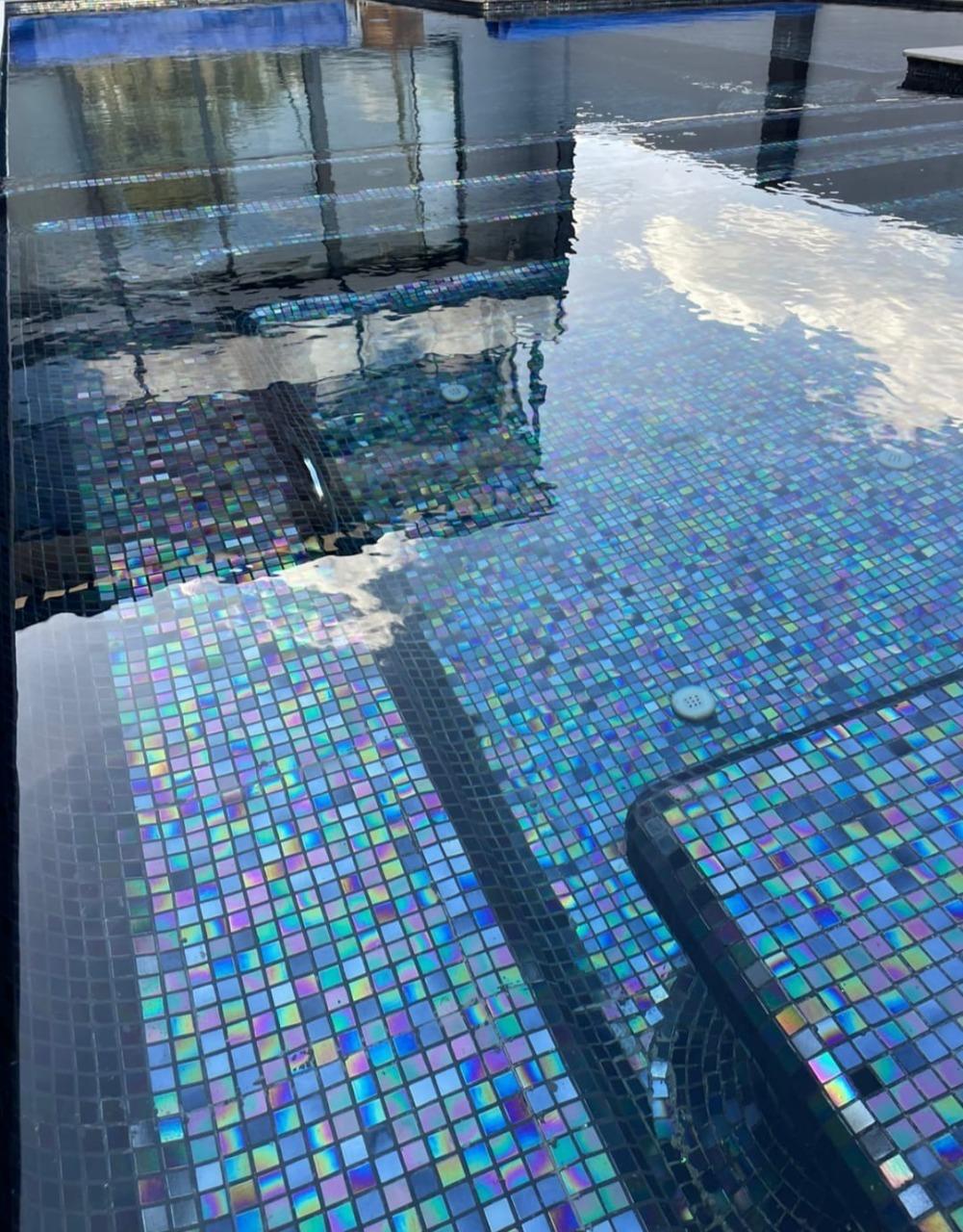 Acercamiento del mosaico Diamond Irid Dark Lava con reflejos iridiscentes