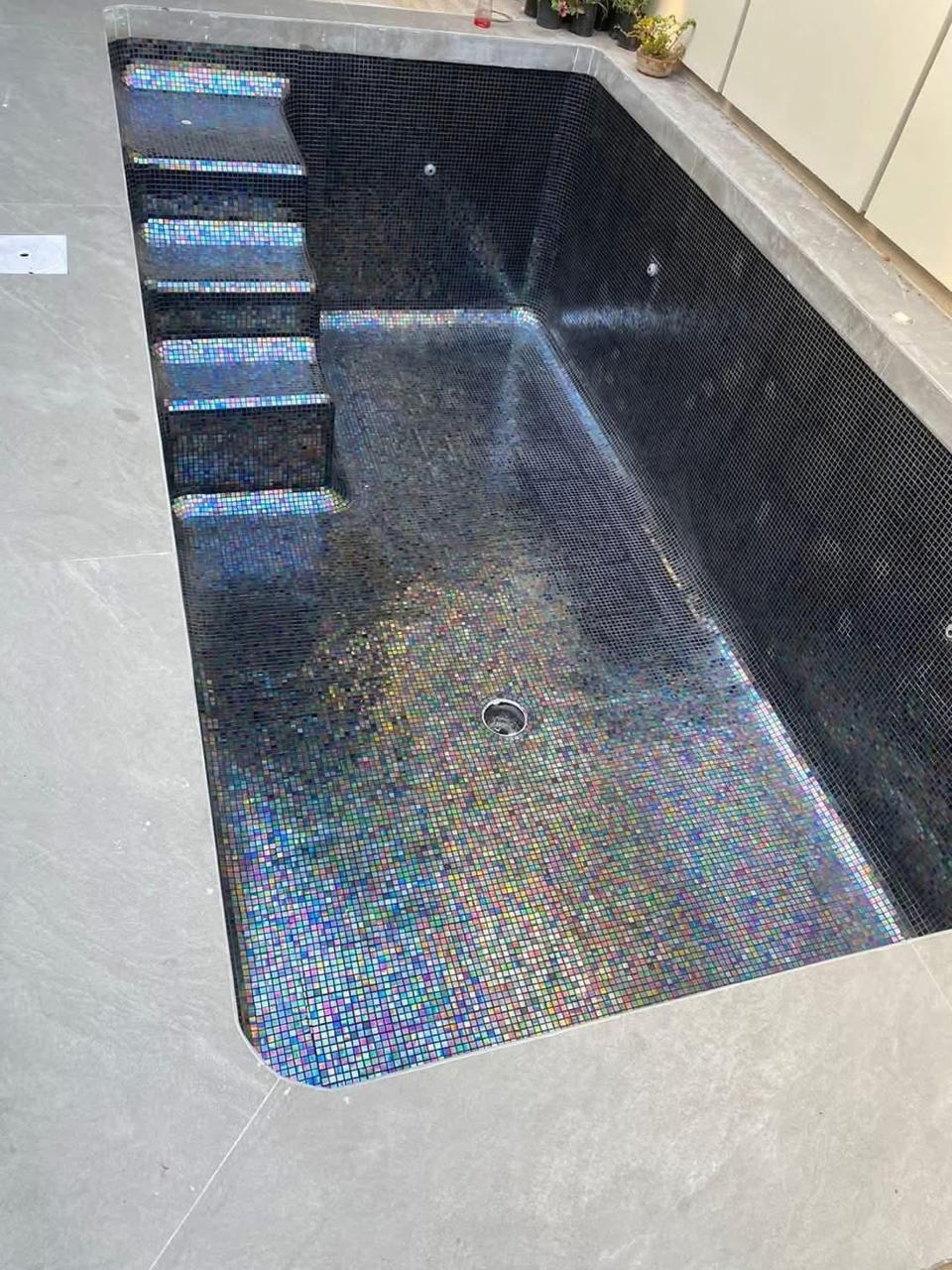 Irid Dark Lava · Vista de la piscina revestida con Irid Dark Lava
